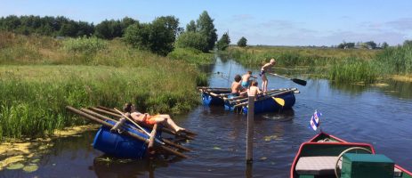 Kleinschalige boerencamping in Noordoost-Friesland met ruime groene plekken, rustige ligging aan het water en een natuurgebied.