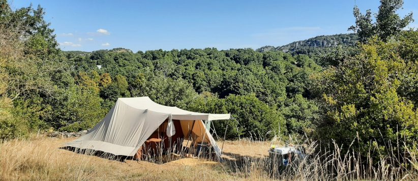 Mooie en rustig gelegen natuurcamping in Zuid-Frankrijk met zwembad, ruime kampeerplaatsen en luxe safaritenten te huur.