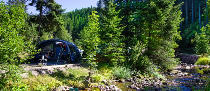 Inmitten der Natur, umgeben von Wald und belebt durch unseren Bach, bieten wir Ihnen die Möglichkeit Luxus und Camping miteinander zu vereinen.