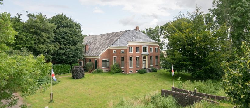 Een prachtige herenboerderij met minicamping op het Groningse platteland (16 ruime plaatsen). Geniet van de rust en ruimte in Groningen.