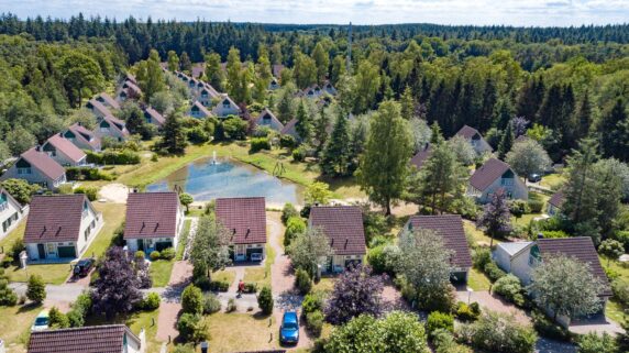 vakantiehuizen gelegen in een bos en rondom een vijver op vakantiepark Hellendoorn in Overijssel