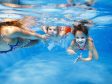 Kinderen zwemmen op Landal Seawest