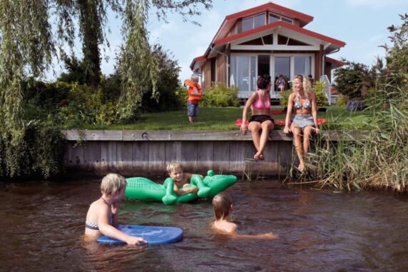 Roompot Waterpark Zwartkruis bungalow aan het water met gasten
