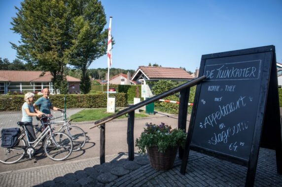 Bungalowpark Het Hart van Drenthe fietsers bij de cafetaria