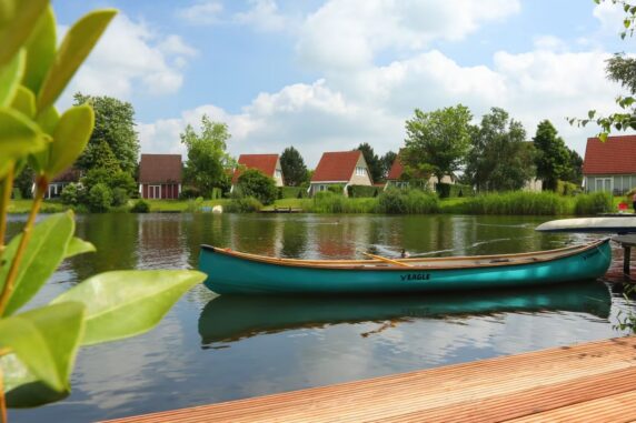 Roompot Vakantiepark Emslandermeer bungalows aan het water en een boot