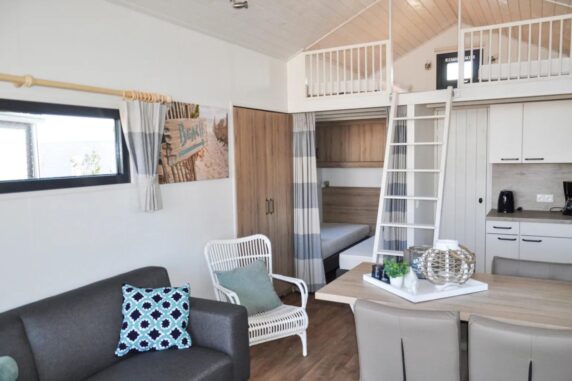 Tiny House Voorne-Putten woonkamer met slaapgedeelte en vide