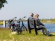Vakantiepark It Wiid fietsers rusten uit aan het meer