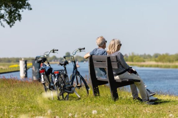 Vakantiepark It Wiid fietsers rusten uit aan het meer