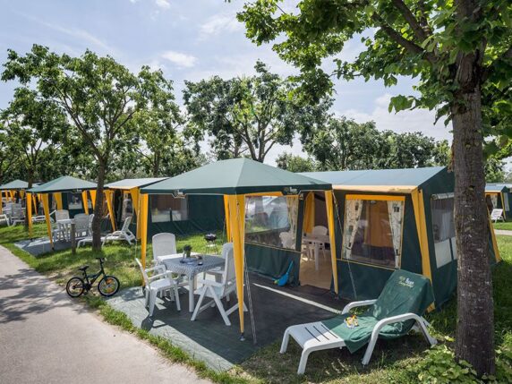 Camping Le Val de Bonnal &#8211; Bungalowtent Jura - photo 1