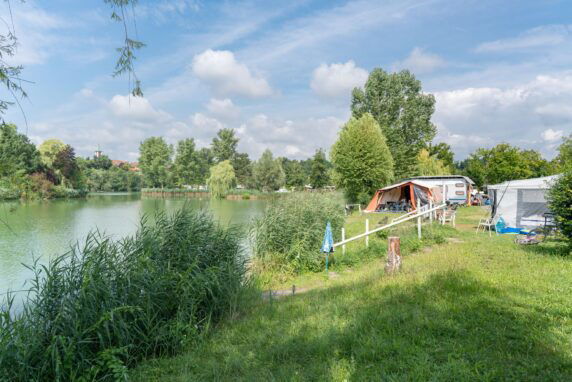 Tent aan het water op Camping Am Hirschfeldsee